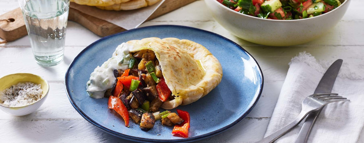 Pita-Taschen mit vegetarischem Auberginen-Gyros, Zaziki und Balkansalat für 4 Personen von lidl-kochen.de