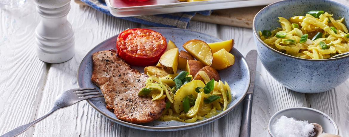 Schweine-Steak mit Apfel-Curry-Zwiebeln, Ofenkartoffeln und würzig gegrillter Tomate für 4 Personen von lidl-kochen.de