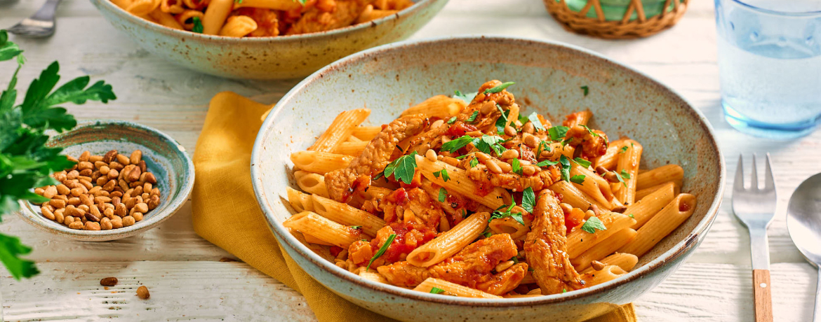 Penne mit Puten-Bolognese und Pinienkernen für 4 Personen von lidl-kochen.de