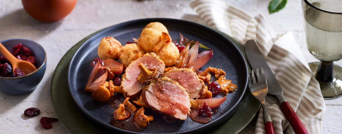 Schweinefilet mit Pfifferlingen, Rotweinschalotten und Semmelknödeln für 4 Personen von lidl-kochen.de