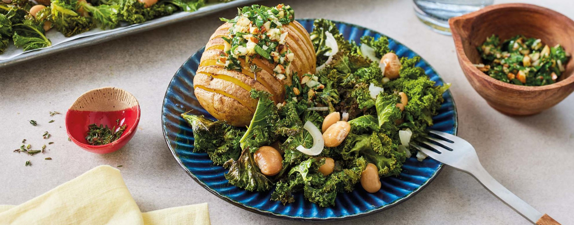 Grünkohl vom Blech mit Fächerkartoffeln und Gremolata für 4 Personen von lidl-kochen.de