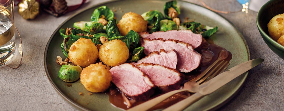 Gebratene Gänsebrust mit Rosenkohl und Kartoffelklößen für 4 Personen von lidl-kochen.de