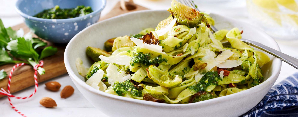 Zitronen-Rosenkohl-Tagliatelle aus dem Ofen mit Petersilien-Mandel-Pesto für 4 Personen von lidl-kochen.de