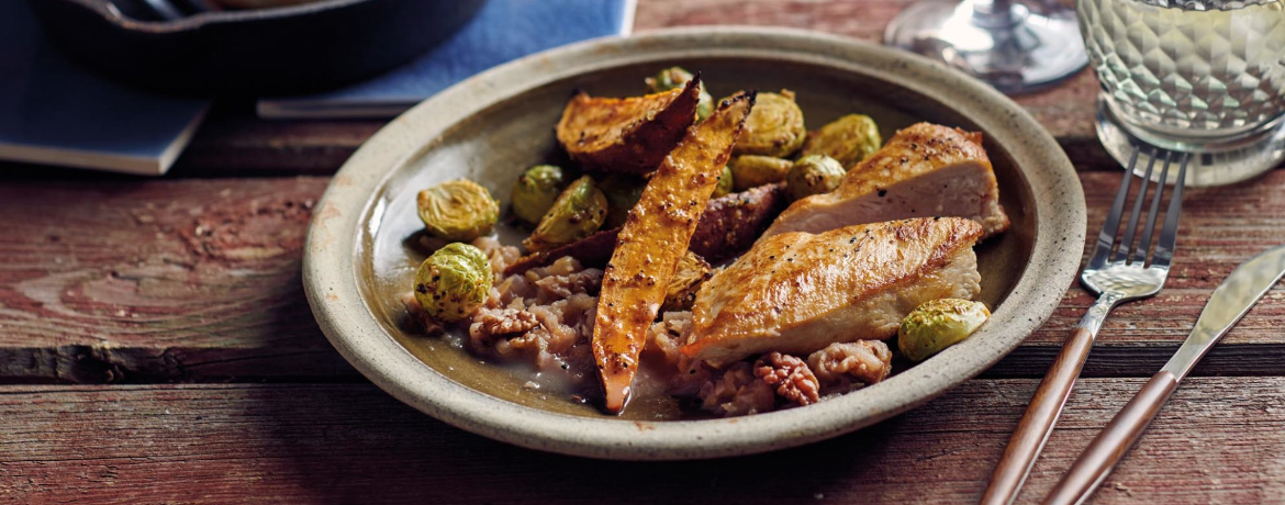 Hähnchen mit geröstetem Rosenkohl und Süßkartoffeln aus dem Ofen für 4 Personen von lidl-kochen.de