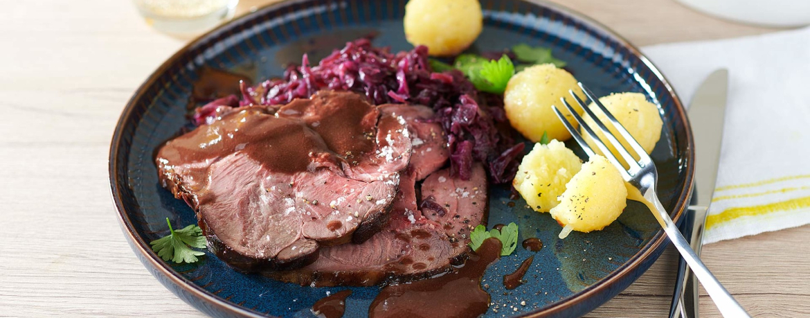 Rehrollbraten mit Rotkohl und Knödeln für 4 Personen von lidl-kochen.de