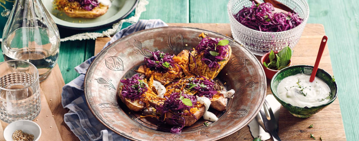 Gefüllte Kumpir aus zweierlei Kartoffeln mit Rotkohl und Karotten-Couscous an Minz-Joghurt für 4 Personen von lidl-kochen.de