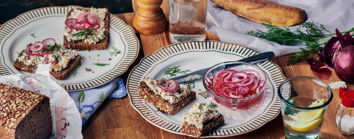 Vollkornbrote mit selbstgemachter Makrelenpaste und eingelegten Zwiebeln für 4 Personen von lidl-kochen.de