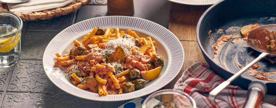 Makkaroni mit Oliven-Tomaten-Soße und Oregano-Parmesan für 4 Personen von lidl-kochen.de