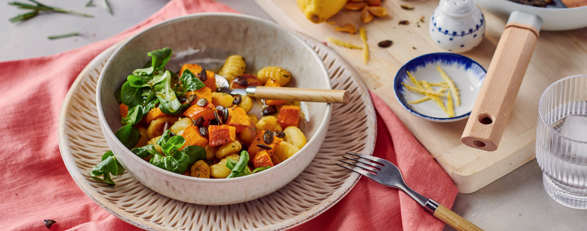 Gnocchi mit zitronigem Hokkaidokürbis, Kräuterbutter und Feldsalat für 4 Personen von lidl-kochen.de