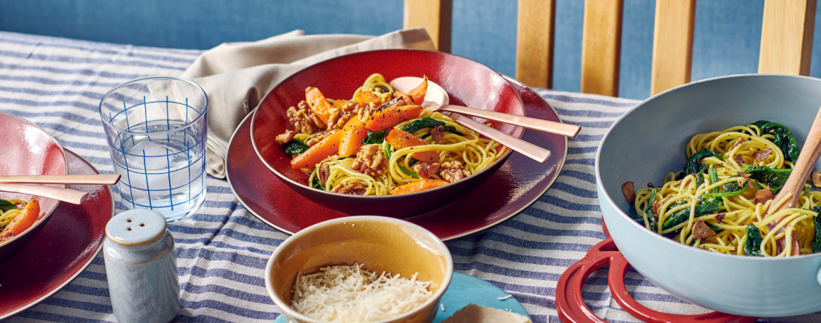 Spaghetti mit Spinat, geröstetem Knoblauch und Walnuss-Karotten-Topping für 4 Personen von lidl-kochen.de