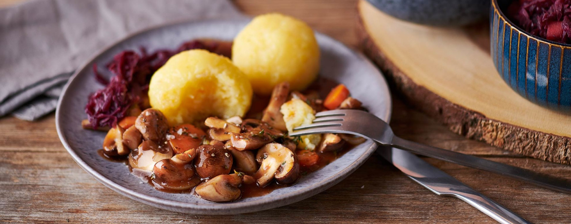 Pilzgulasch mit Seidenknödeln und Rotkohl für 4 Personen von lidl-kochen.de