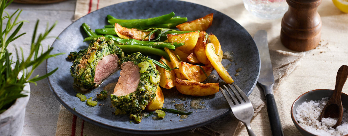 Schweinefilet mit Zwiebel-Spinat-Kruste und Kartoffelecken für 6 Personen von lidl-kochen.de