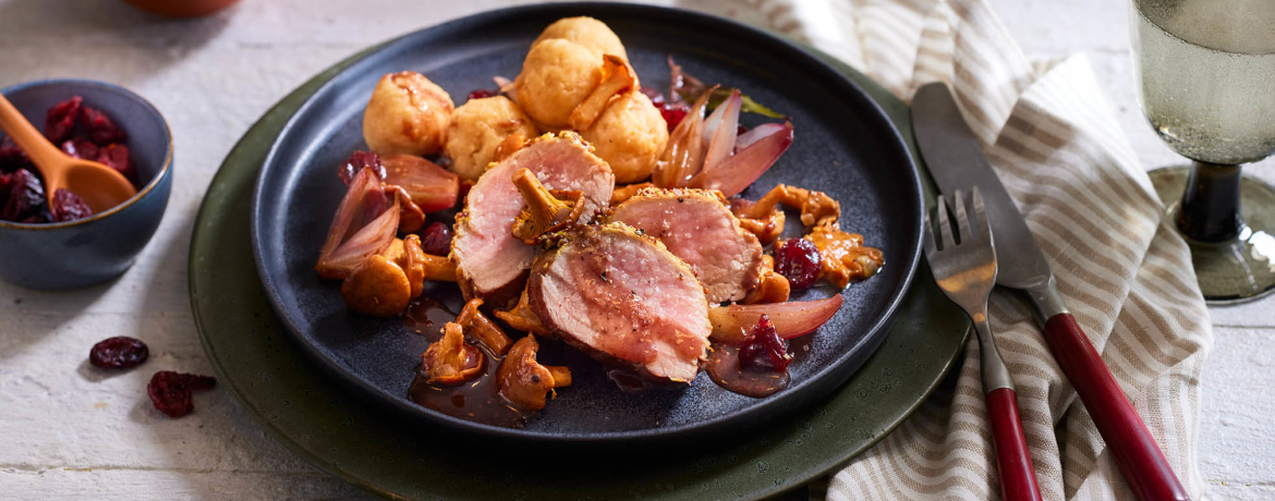 Schweinefilet mit Pfifferlingen, Rotweinschalotten und Semmelknödeln für 4 Personen von lidl-kochen.de