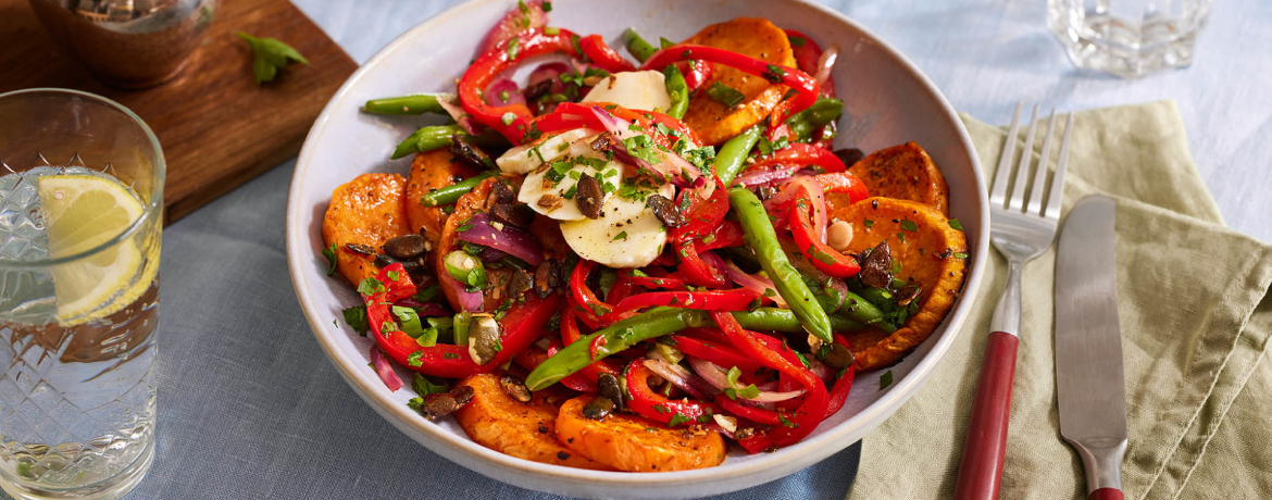 Ofensüßkartoffeln mit Paprika-Bohnen-Salat, Mozzarella & Kürbiskerndressing für 4 Personen von lidl-kochen.de