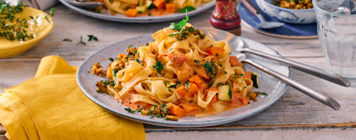 Tagliatelle mit cremiger Frischkäse-Tomaten-Sauce und Kräuterknusper für 4 Personen von lidl-kochen.de