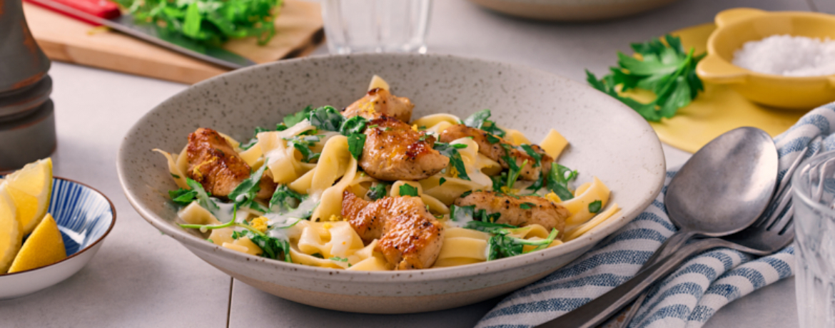 Tagliatelle mit Putenstreifen und Rucola-Zitronen-Crème-fraîche für 4 Personen von lidl-kochen.de