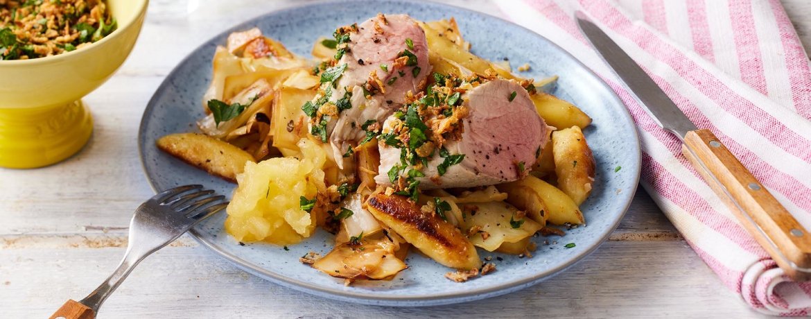 Schweinefilet mit Röstzwiebeln, gebratenen Schupfnudeln und Apfelkompott für 4 Personen von lidl-kochen.de