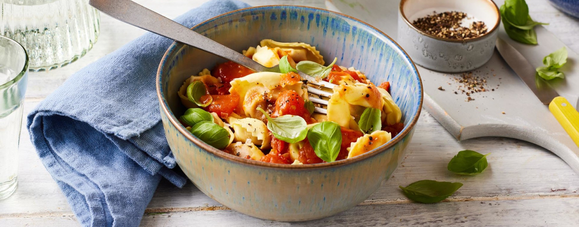 Tortelloni Caprese mit Tomatensugo und frischem Basilikum für 4 Personen von lidl-kochen.de