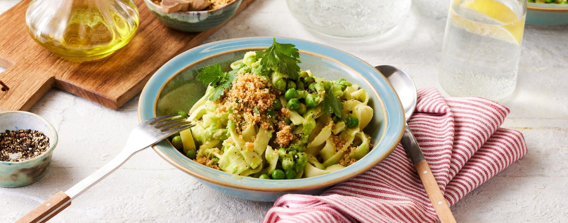 Tagliatelle mit cremiger Erbsen-Avocado-Sauce und Petersiliencrunch für 4 Personen von lidl-kochen.de