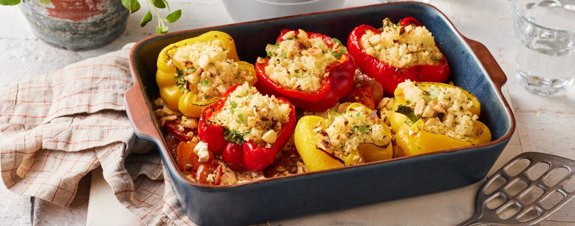 Mit Couscous gefüllte Paprika mit Feta auf Oregano-Tomaten für 4 Personen von lidl-kochen.de