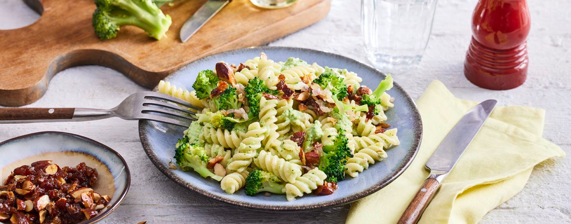 Fusilli mit zweierlei vom Brokkoli und Mandel-Rosinen-Topping für 4 Personen von lidl-kochen.de