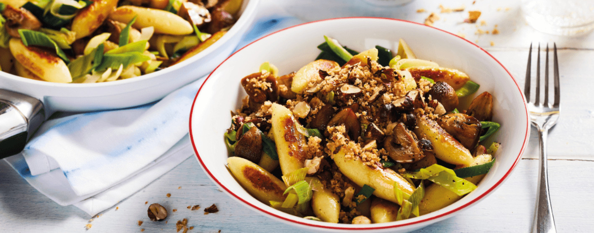 Gebratene Schupfnudeln mit Champignons und Lauch an Haselnuss-Crunch für 4 Personen von lidl-kochen.de