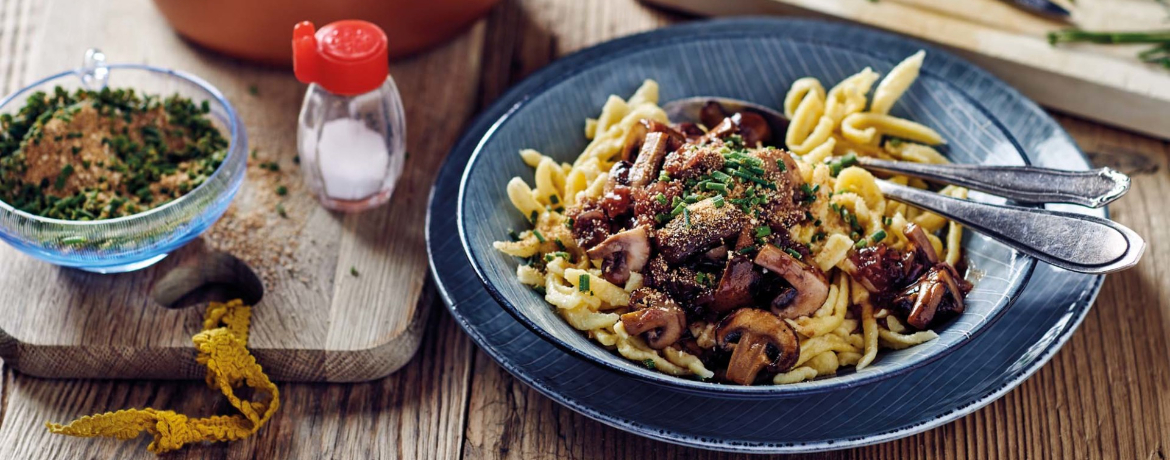 Spätzle mit dunkler Pilzsoße und Schnittlauch-Bröseln für 4 Personen von lidl-kochen.de