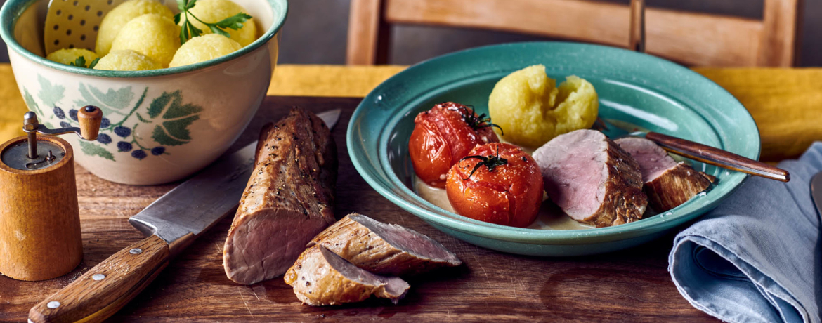 Schweinefilet mit selbstgemachten Kartoffelklößen und Ofentomaten für 4 Personen von lidl-kochen.de