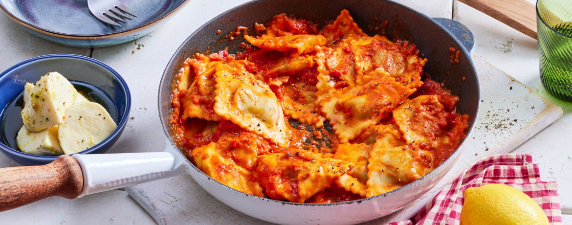 Ricotta-Spinat-Ravioli mit Paprikasauce und mariniertem Mozzarella für 4 Personen von lidl-kochen.de