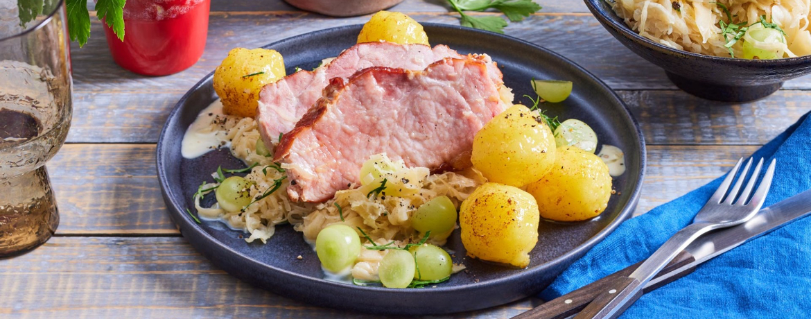 Kasseler mit Choucroute elsässischem Rahmsauerkraut, Trauben und Mini-Klößen für 4 Personen von lidl-kochen.de