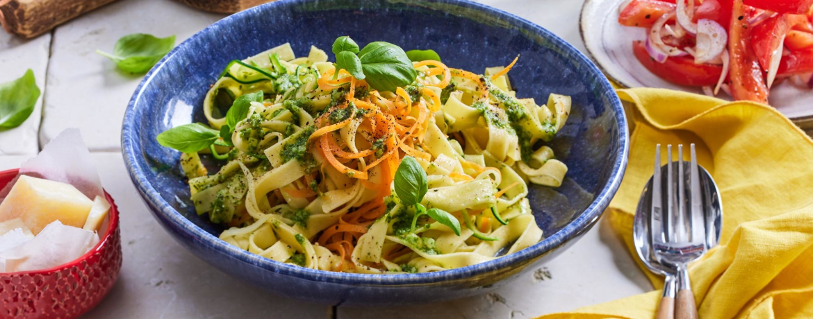 Bunte Pasta mit Basilikumpesto und Tomatensalat für 4 Personen von lidl-kochen.de