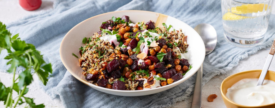 Quinoa-Risotto mit Rote-Bete-Kichererbsen-Gemüse aus dem Ofen und Mandel-Petersilien-Gremolata für 4 Personen von lidl-kochen.de