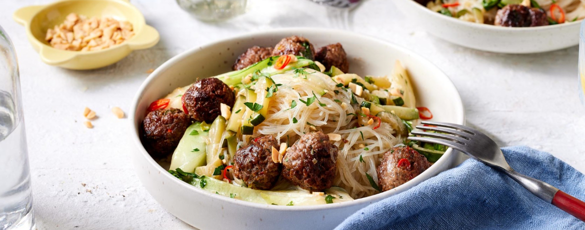 Asia-Meatballs mit Kokosdressing, Glasnudel-Gemüse-Salat und Erdnüssen für 4 Personen von lidl-kochen.de