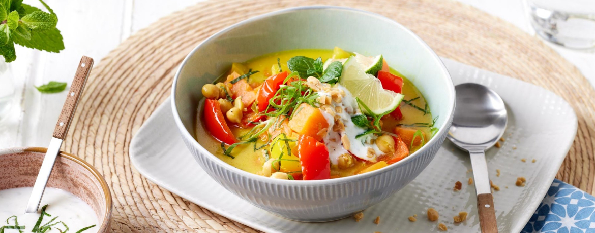 Kokos-Gemüse-Curry mit Süßkartoffeln, Kichererbsen und Joghurtdip für 4 Personen von lidl-kochen.de