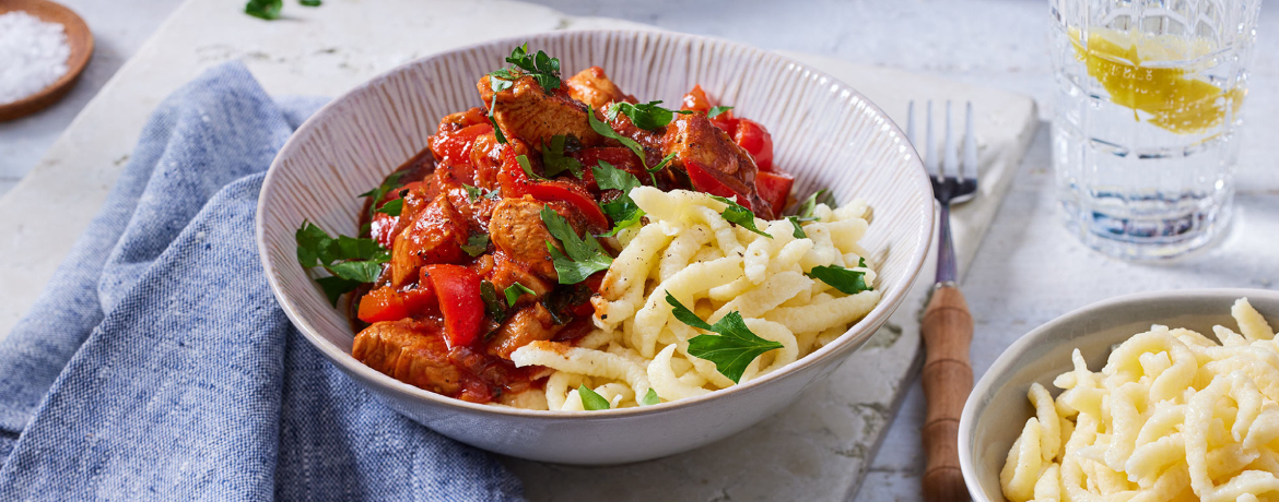 Paprika-Hähnchen-Gulasch mit Spätzle für 4 Personen von lidl-kochen.de