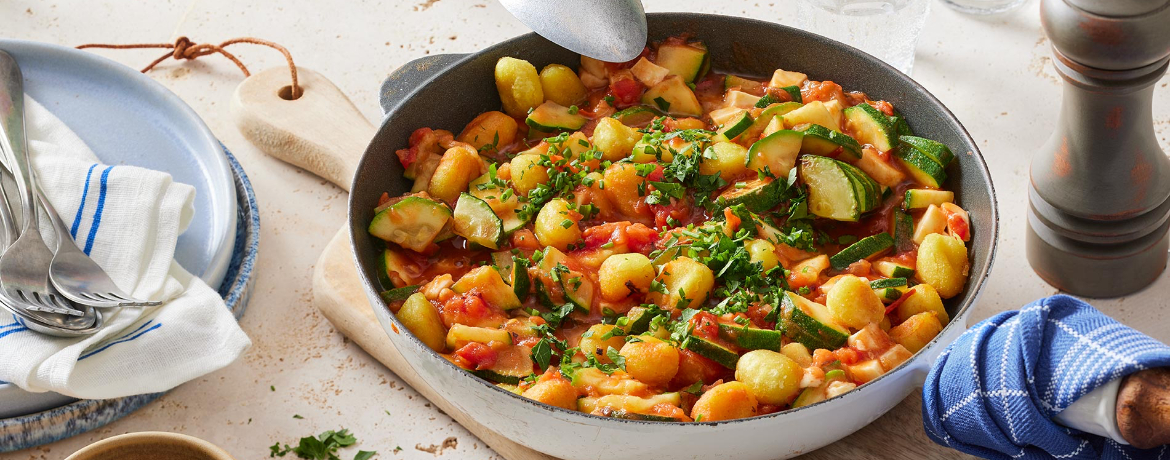 Mediterrane Gnocchipfanne mit Tomaten-Zucchini-Sugo und Mozzarella für 4 Personen von lidl-kochen.de