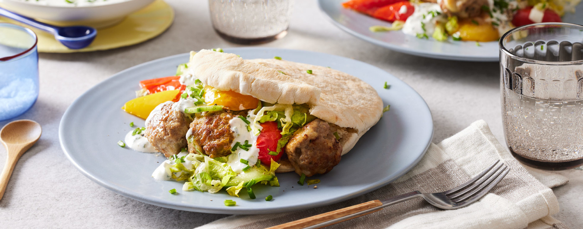 Snacktasche mit Fleischklößchen, Joghurtsauce, Salat und Röstpaprika für 4 Personen von lidl-kochen.de