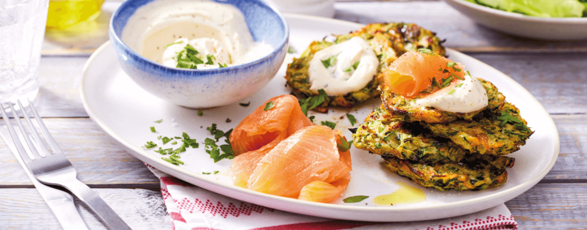 Low-Carb-Zucchini-Puffer mit Räucherlachs und Salat für 4 Personen von lidl-kochen.de