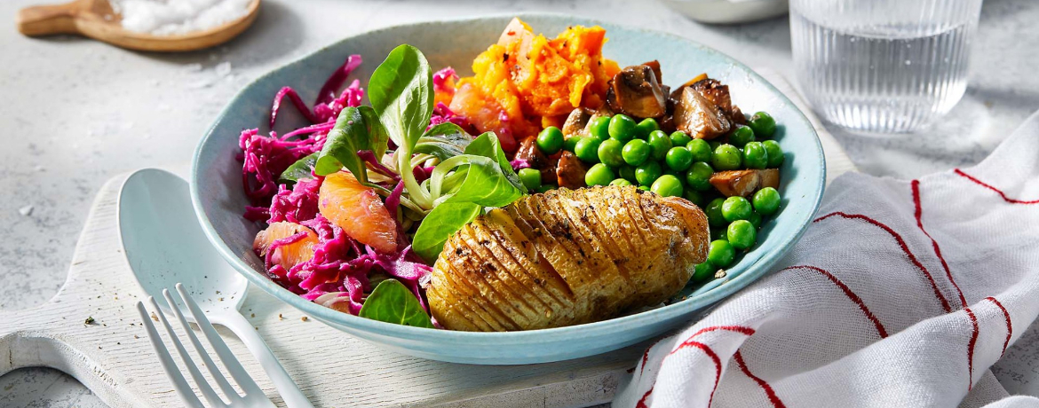 Winter-Bowl mit Hasselback-Kartoffeln und Kürbisstampf für 4 Personen von lidl-kochen.de