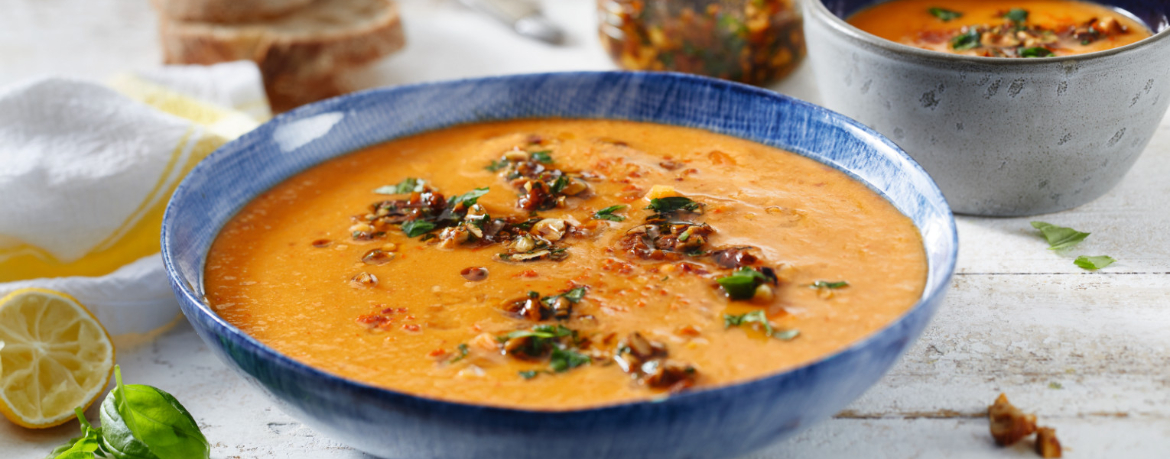 Rote Linsensuppe mit Haselnuss-Tomatenpesto für 4 Personen von lidl-kochen.de