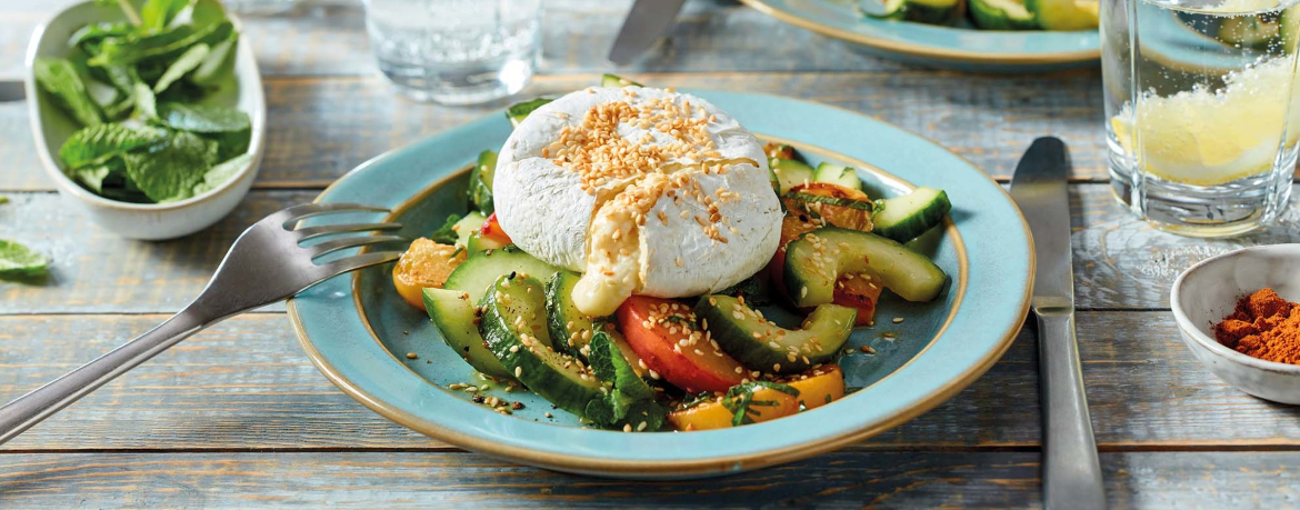 Back-Camembert mit Sesam und Pfirsich-Gurken-Salat für 4 Personen von lidl-kochen.de