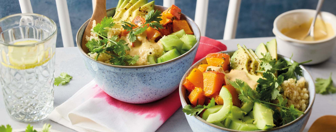 Hawaiianische Poke Bowl mit Quinoa, Kürbis, Avocado, Gurke und cremigem Erdnuss-Koriander-Ingwer-Dip für 4 Personen von lidl-kochen.de