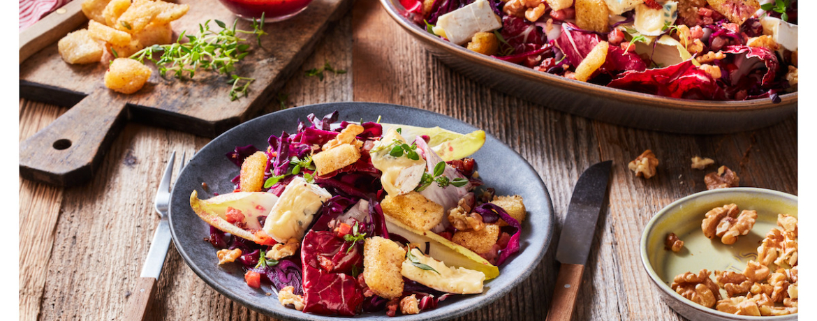 Winter-Salat mit Blauschimmelkäse und Walnuss-Vinaigrette für 4 Personen von lidl-kochen.de
