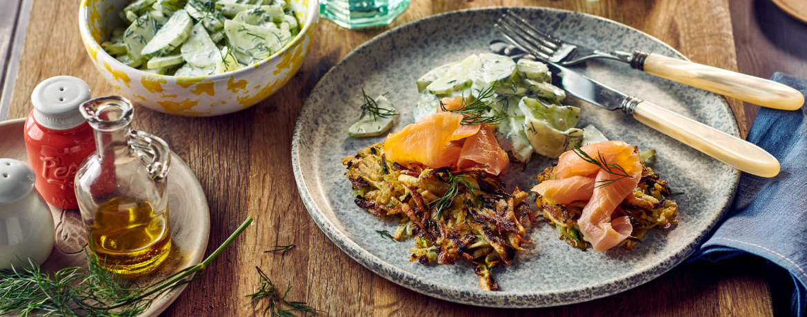 Kartoffel-Zucchini-Puffer mit Räucherlachs und Gurkensalat für 4 Personen von lidl-kochen.de