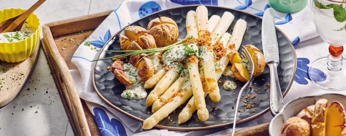 Weißer Spargel mit Semmelbröseln, Mini-Ofenkartoffeln und Schnittlauch-Crème-fraîche für 4 Personen von lidl-kochen.de