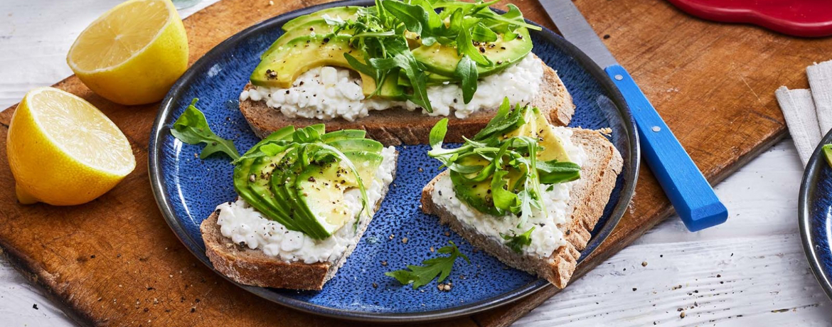 Avocado-Brot mit körnigem Frischkäse und Rucola für 4 Personen von lidl-kochen.de