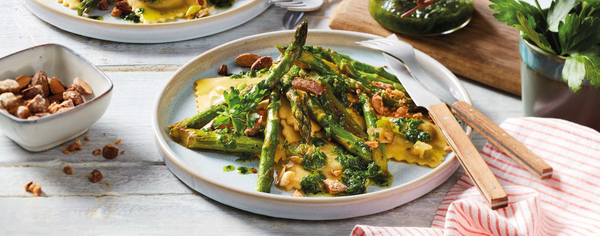 Ravioli mit gebratenem grünem Spargel, Petersilienöl und Salzmandeln für 4 Personen von lidl-kochen.de