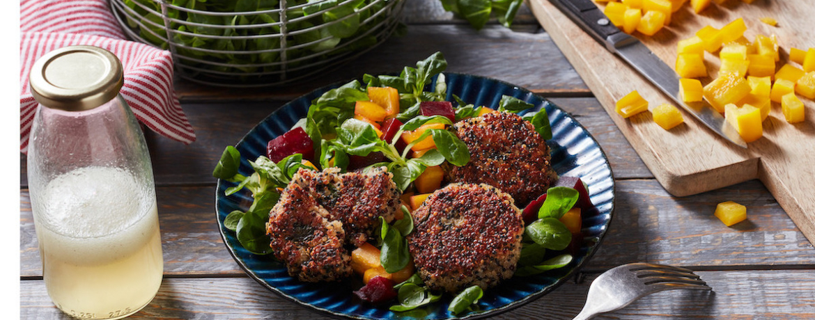 Quinoa-Basilikum-Taler mit Feldsalat und Roter Bete für 4 Personen von lidl-kochen.de