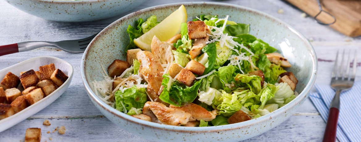 Salat mit Hähnchen-Streifen, Croûtons und Parmesan für 4 Personen von lidl-kochen.de