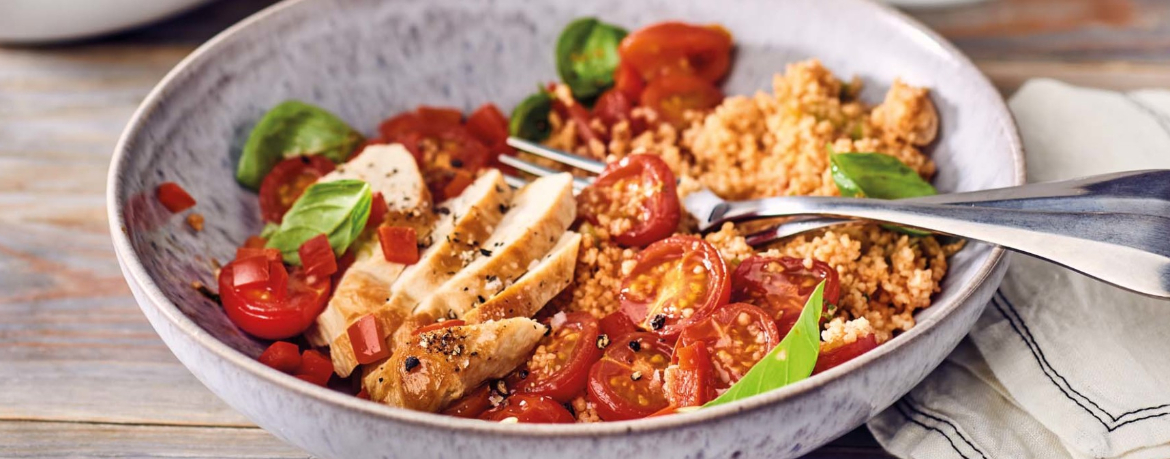 Gebratenes Hähnchen auf Couscous mit Paprika und Tomaten aus dem Ofen für 4 Personen von lidl-kochen.de